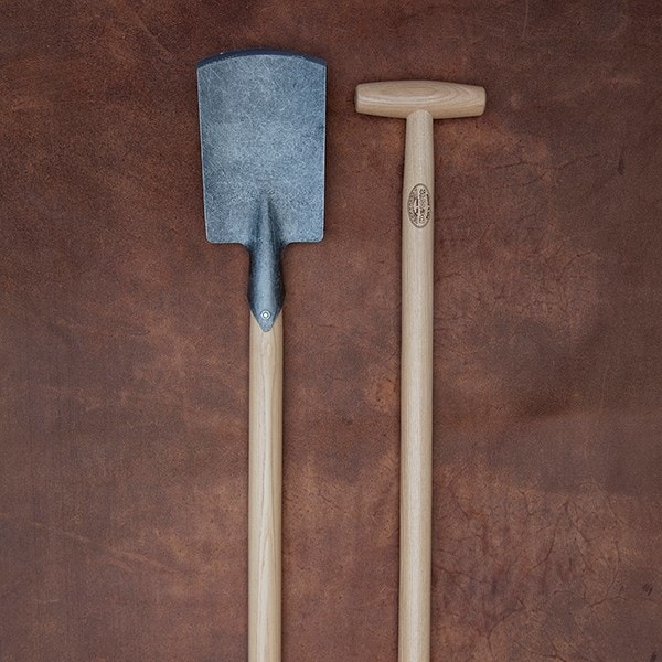 DeWit small spade with long T handle