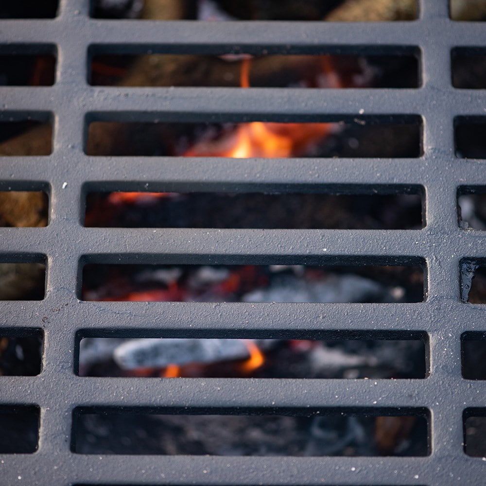 Cast iron fire pit with grill