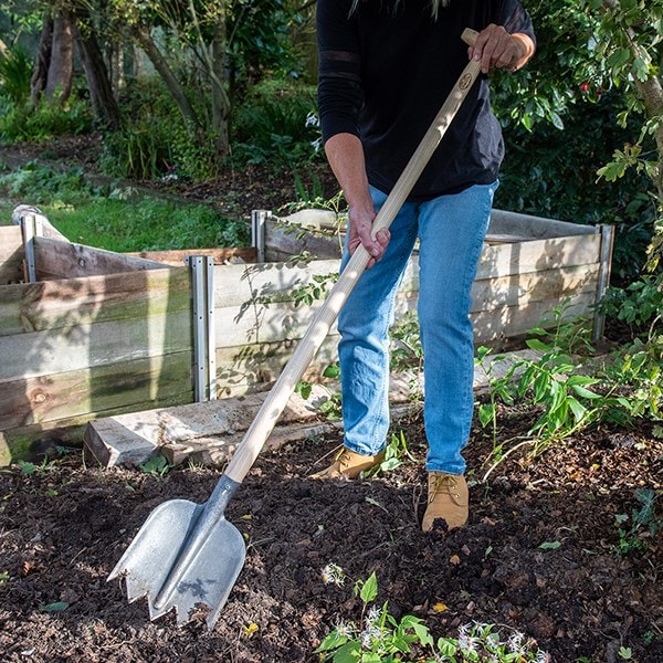 DeWit lightweight compost/soil shovel