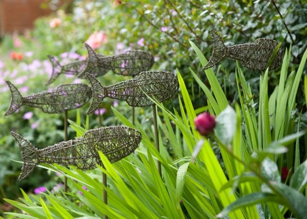 Wire fish on a stake - green