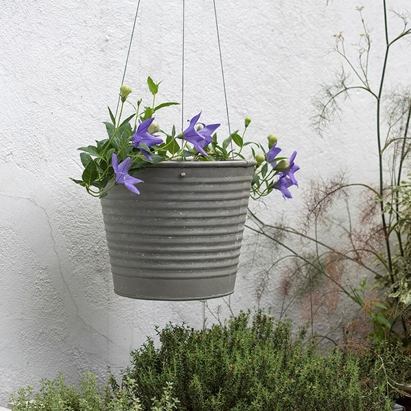 Hanging aged ribbed planter