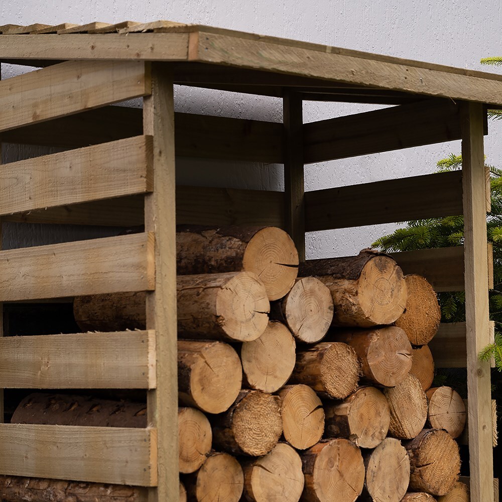 Compact slatted log store