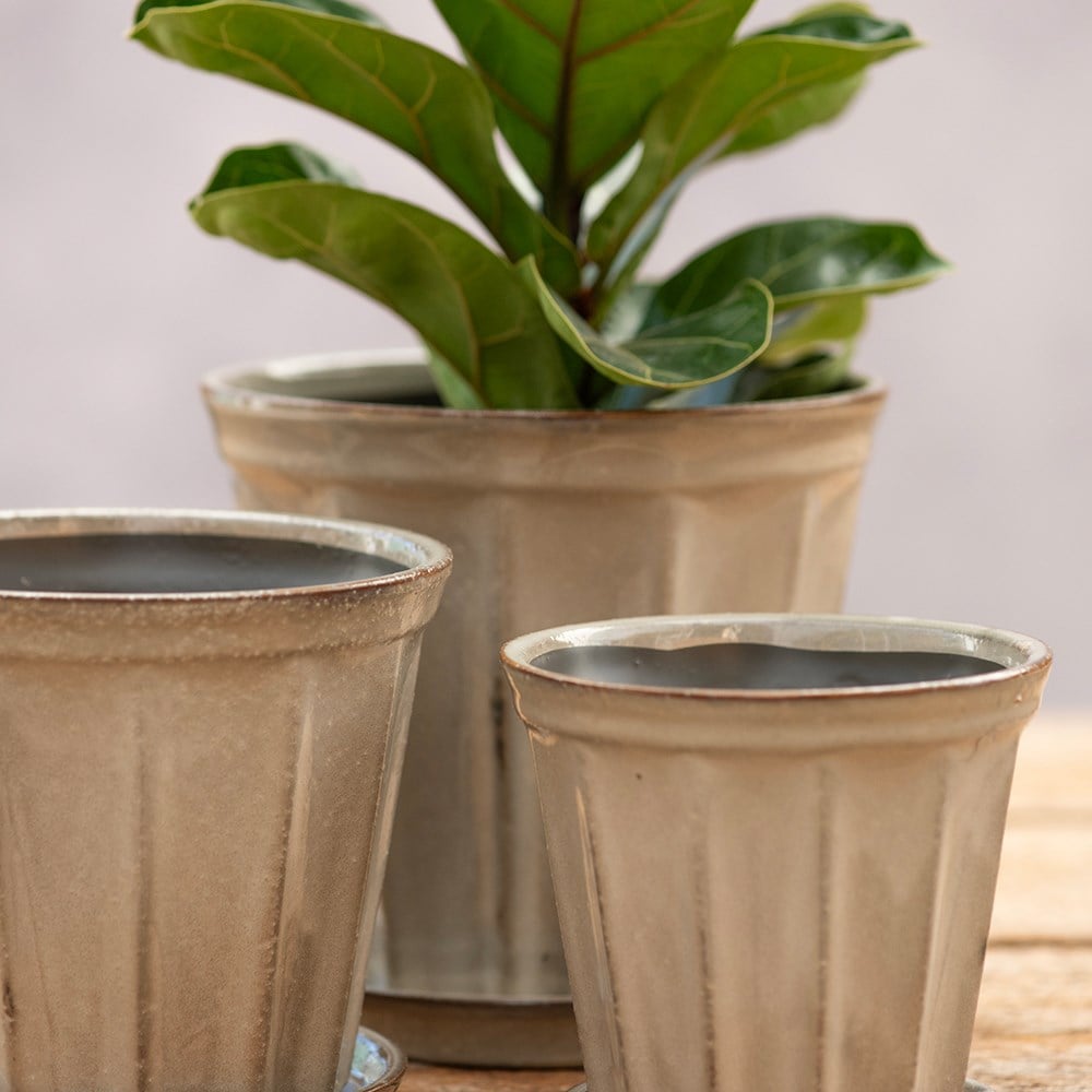 Ribbed plant pot & saucer set of 3 - light grey