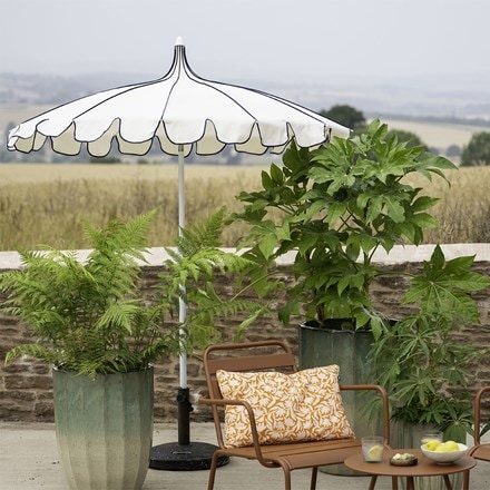 Scallop trim parasol with navy trim