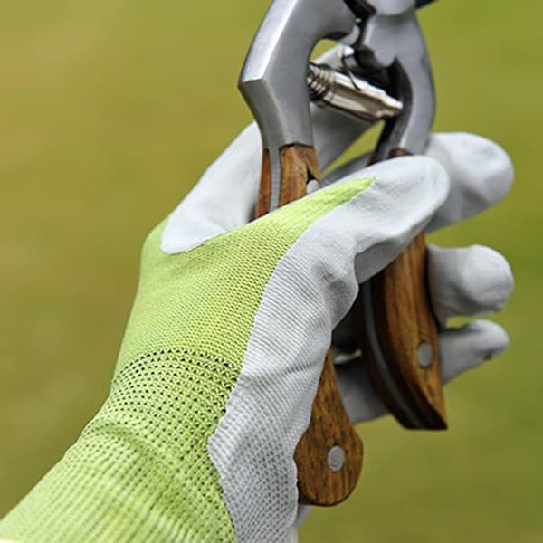 Showa green nitrile gardening gloves 370 - wet and dry grip