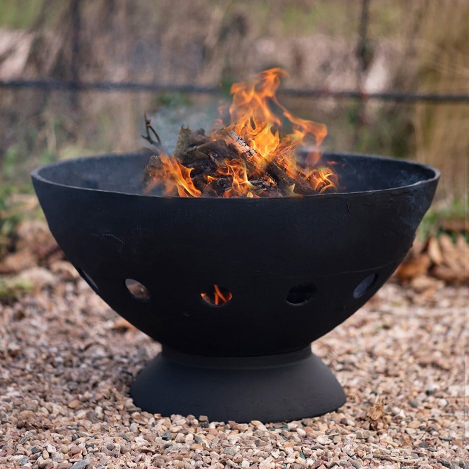 Cast iron fire pit with grill