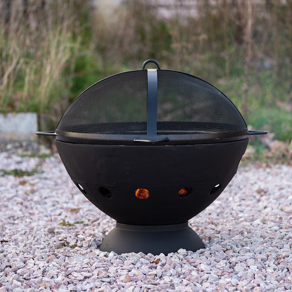 Cast iron fire pit with grill