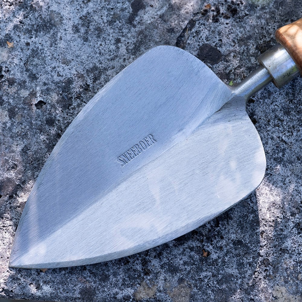 Sneeboer transplanting trowel with cherry handle