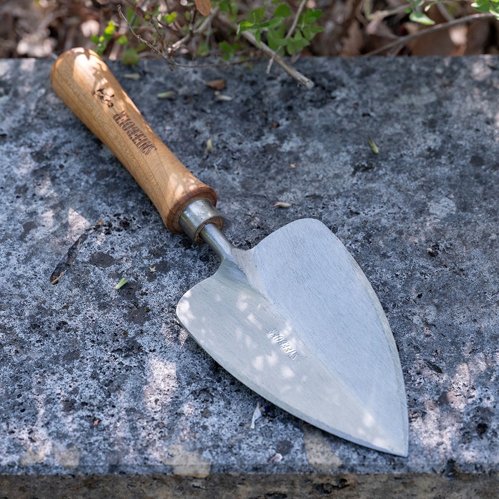 Sneeboer transplanting trowel with cherry handle