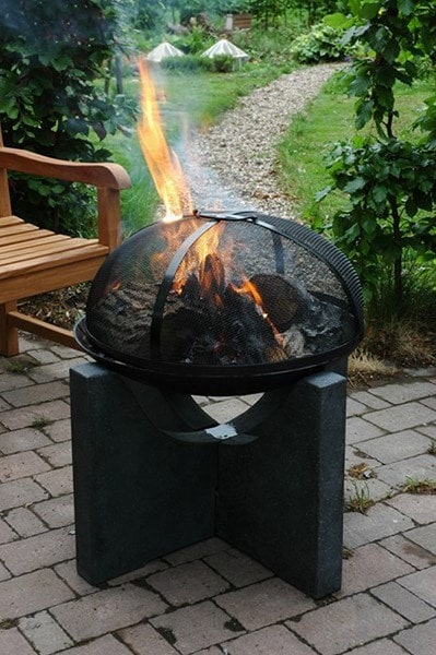 Fire screen for cast iron fire pit