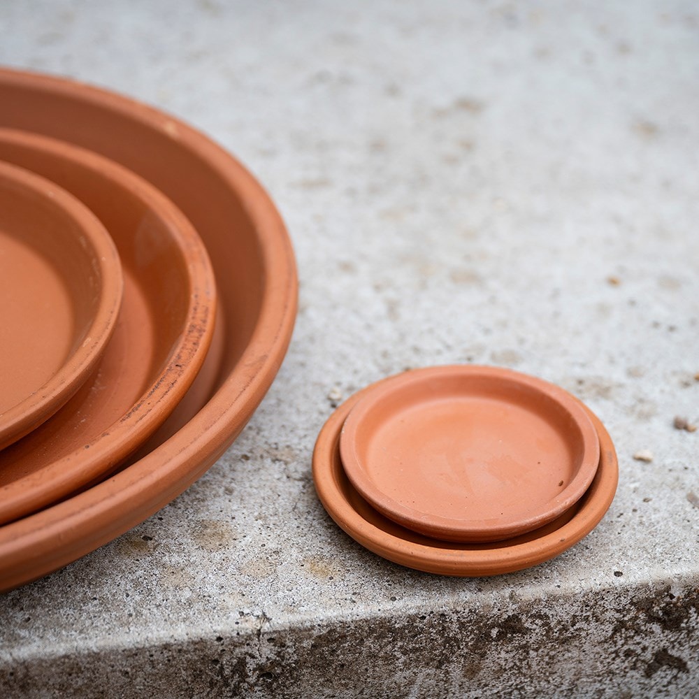 Water-resistant Italian terracotta saucer - classic terracotta