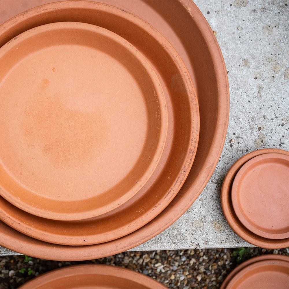 Water-resistant Italian terracotta saucer - classic terracotta