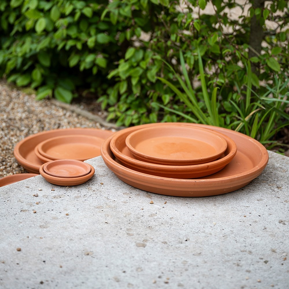 Water-resistant Italian terracotta saucer - classic terracotta