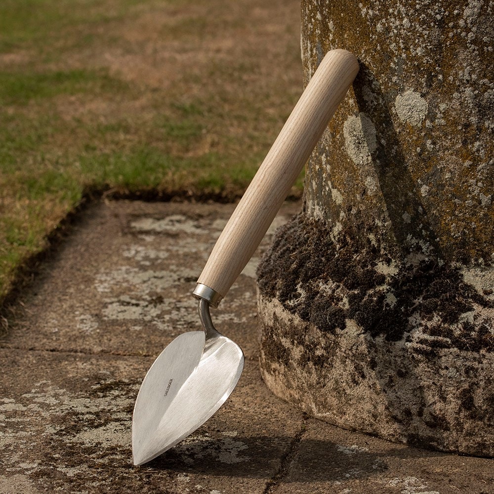 Long handled deals trowel