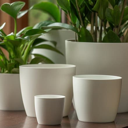 Round plant pot - white