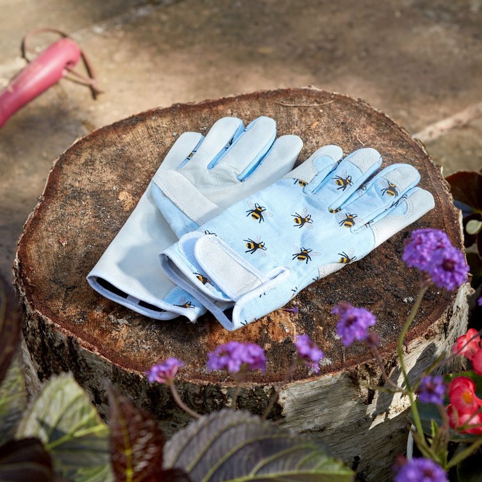Patterned gloves - bees