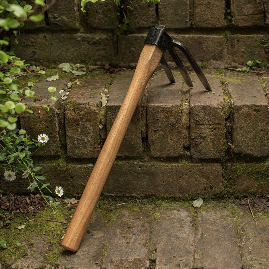 Buy Niwaki forked hand hoe: Delivery by Crocus