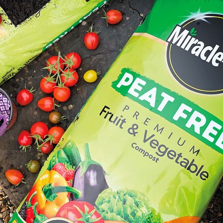 Miracle gro - peat-free premium fruit and vegetable compost - 42 litres