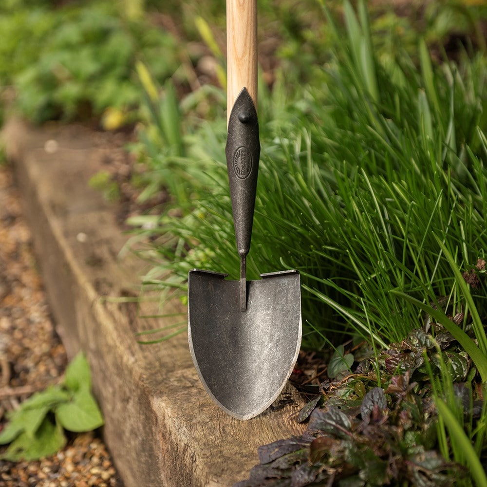 DeWit shovel - long handle