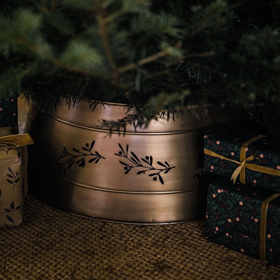 Mistletoe tree skirt