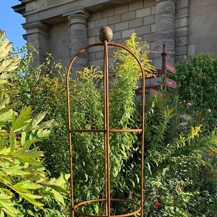 Round obelisk with large ball top - rust