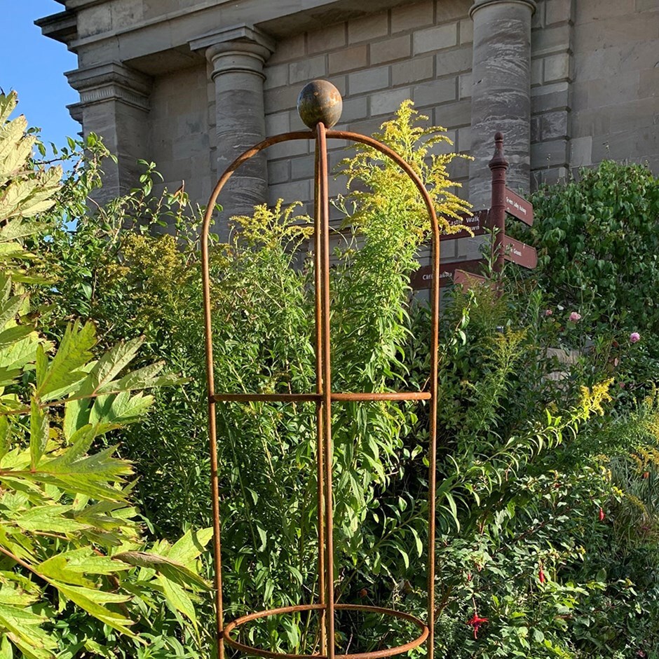Round obelisk with large ball top - rust