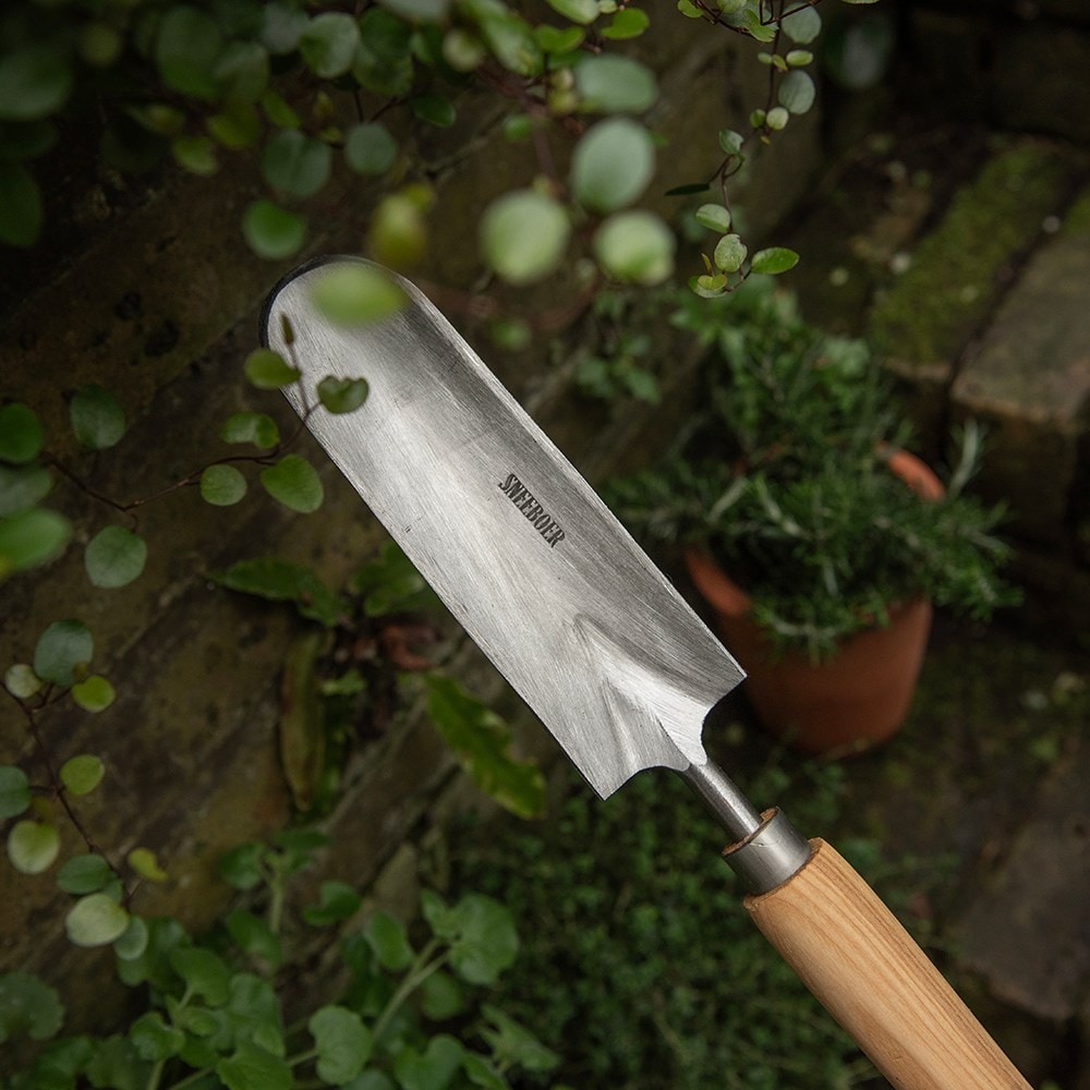Sneeboer great dixter trowel with long handle