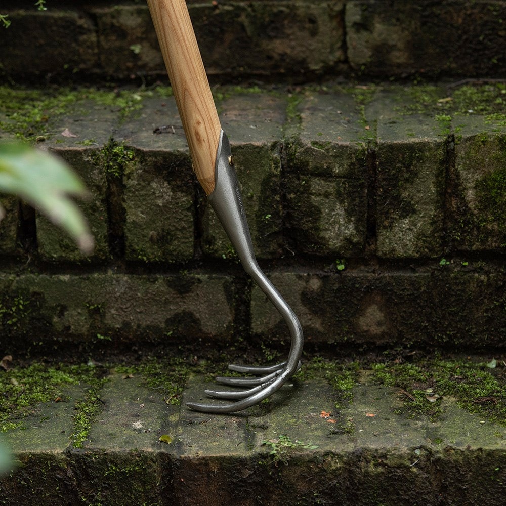 Sneeboer 4 tine weeding/soil rake with long handle