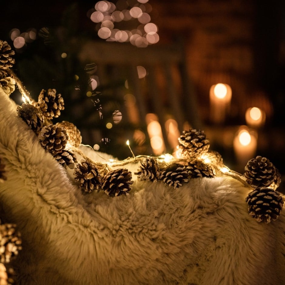 Light up pinecone garland