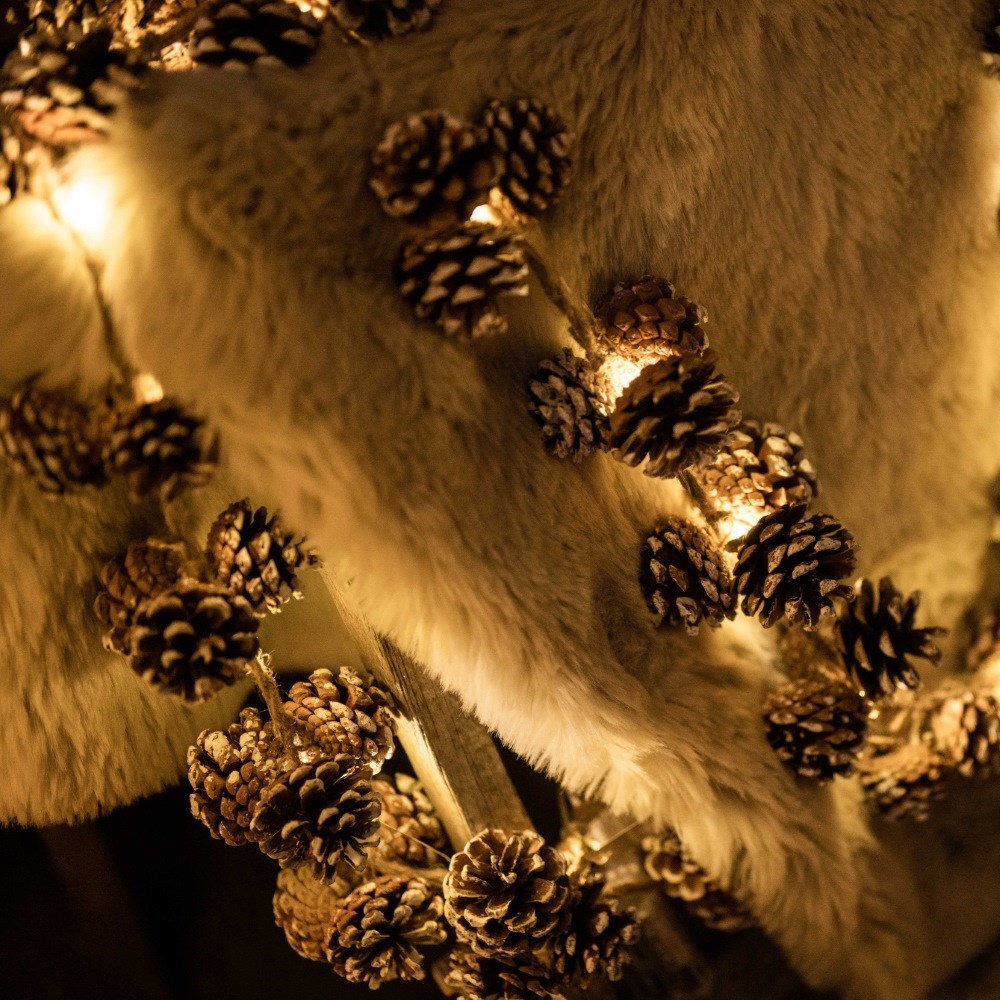 Light up pinecone garland