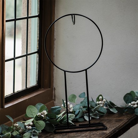 Standing metal wreath hanger