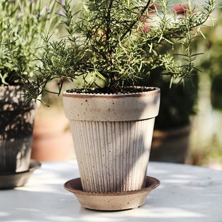 Ribbed tapered plant pot with saucer - terracotta