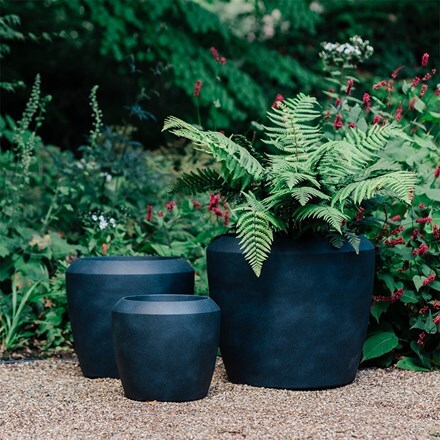 Lightweight planter in coal black