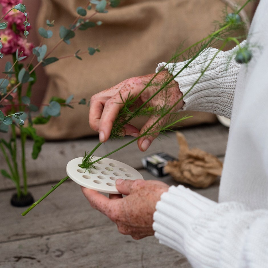 Flower arranging disk - white