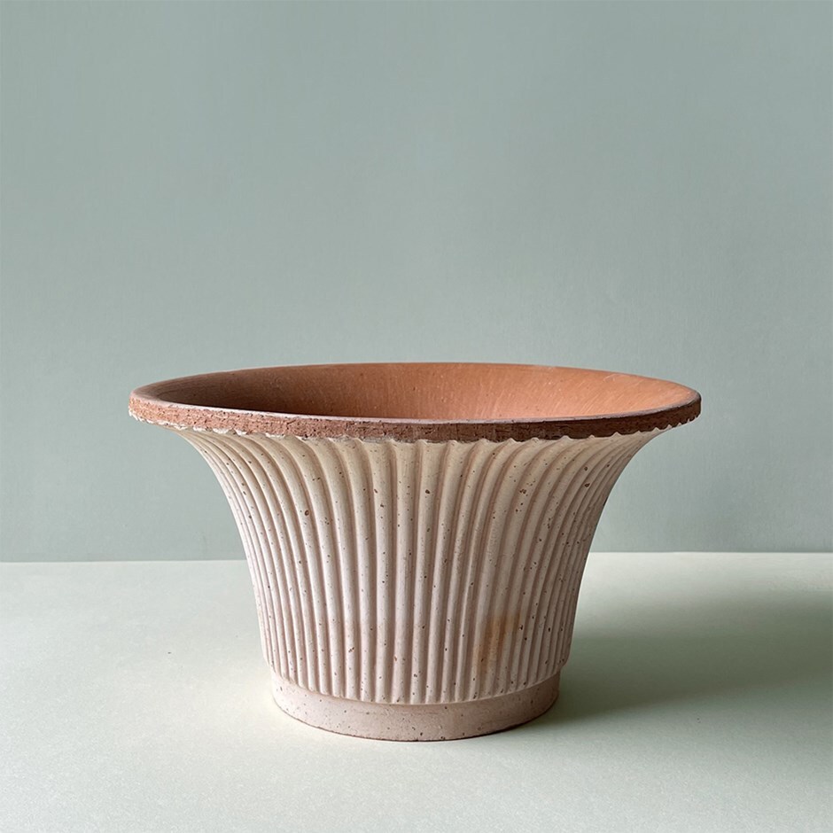 Flared ribbed terracotta pot & saucer
