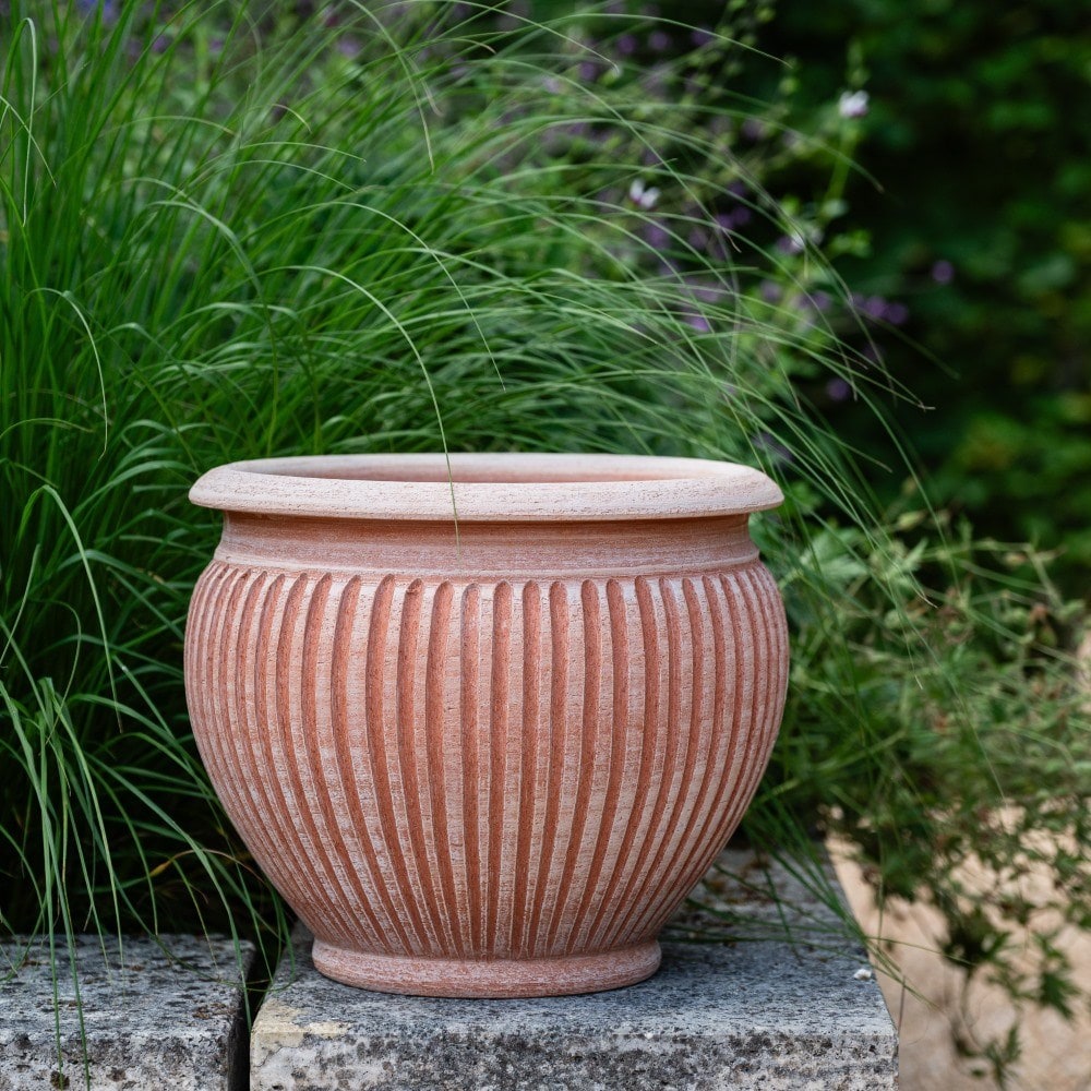 Bergs curved ribbed terracotta pot