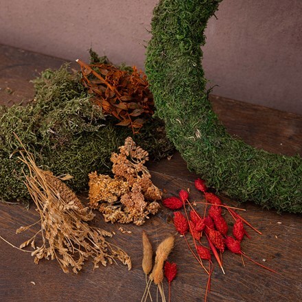 Dried floral wreath assortment - red mix