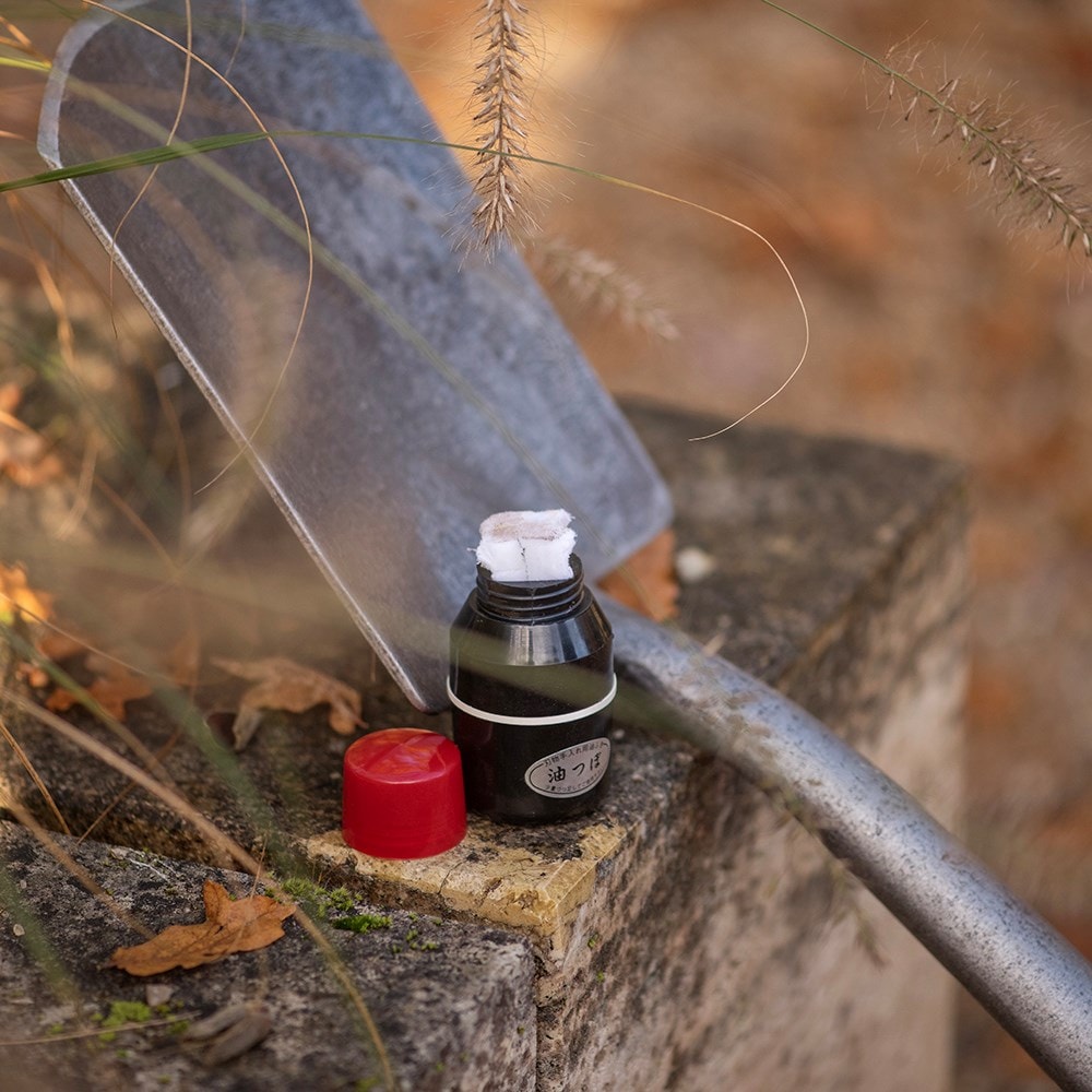 Niwaki oil dispenser