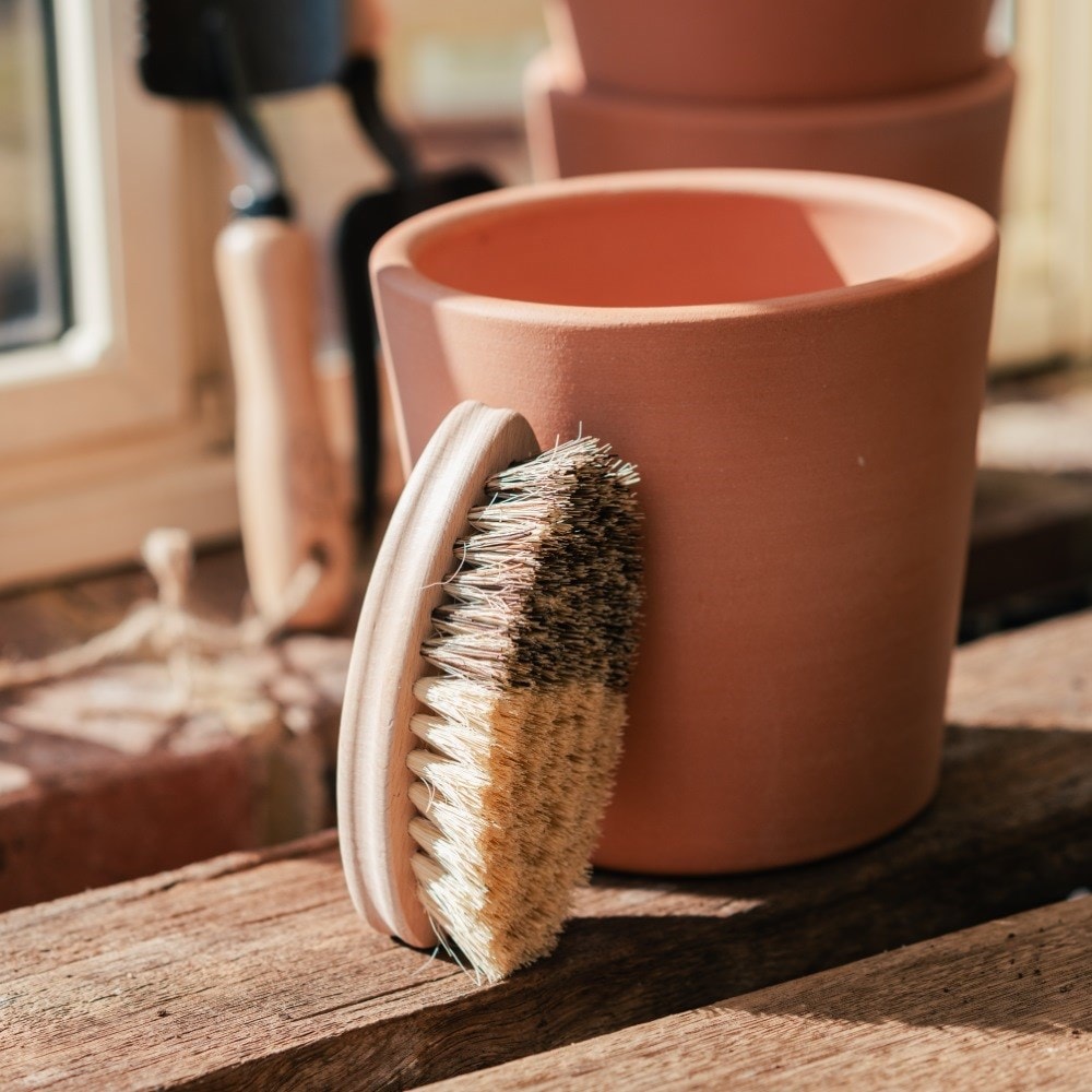 Vegetable scrubbing brush