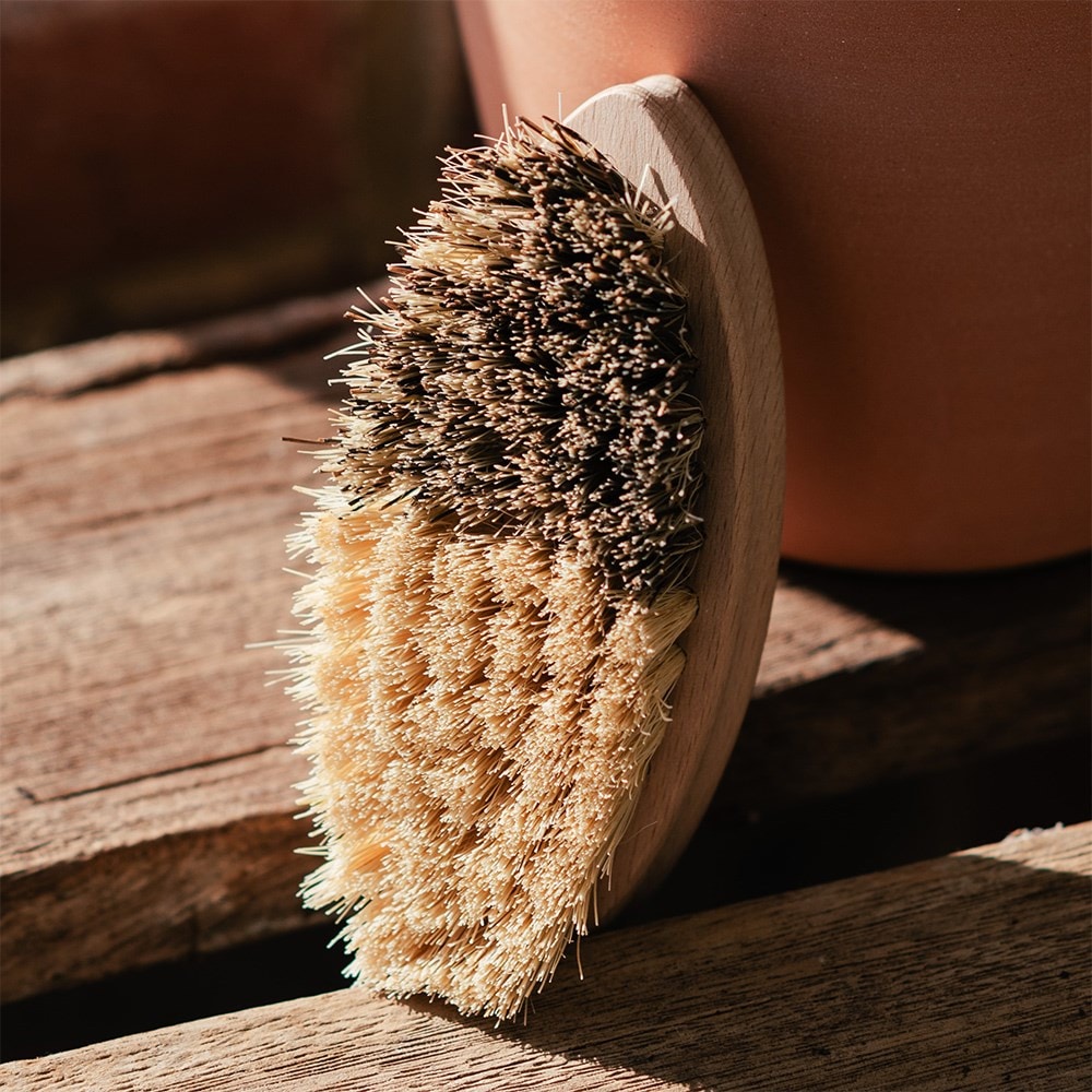 Vegetable scrubbing brush