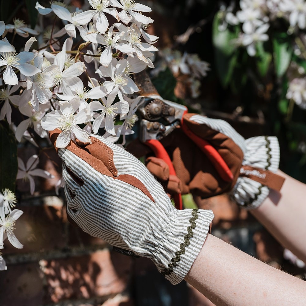 Striped gardening glove - light green