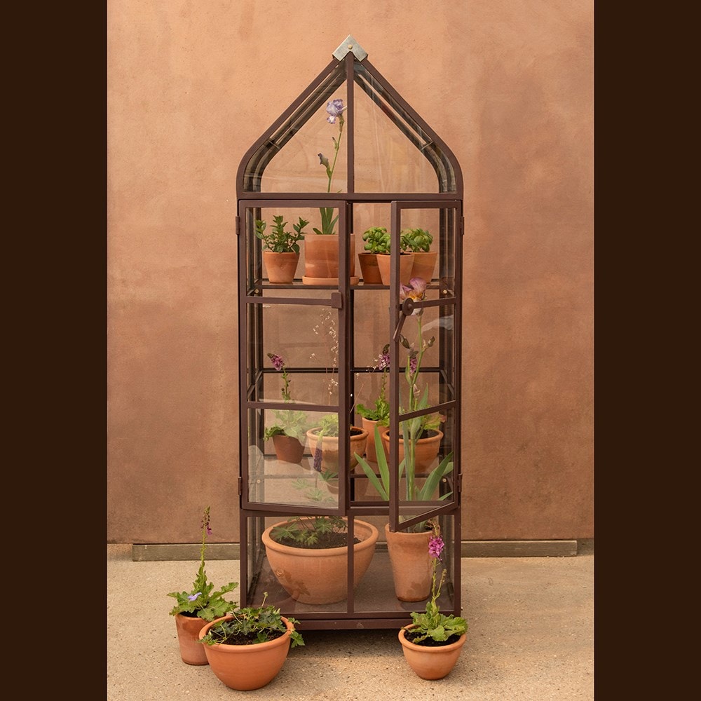 Gardener's terrace growhouse