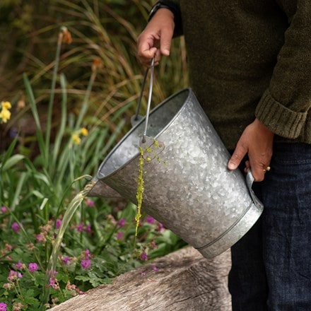 Dip watering bucket