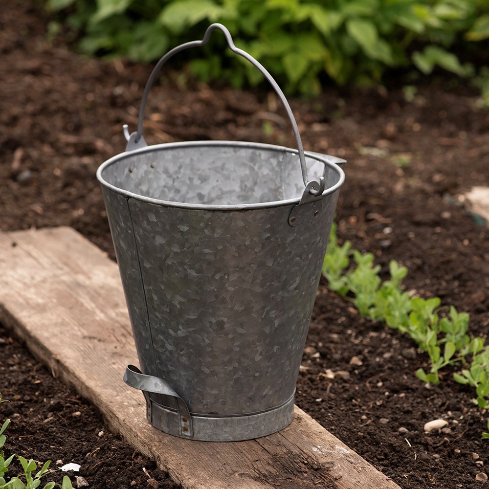 Dip watering bucket