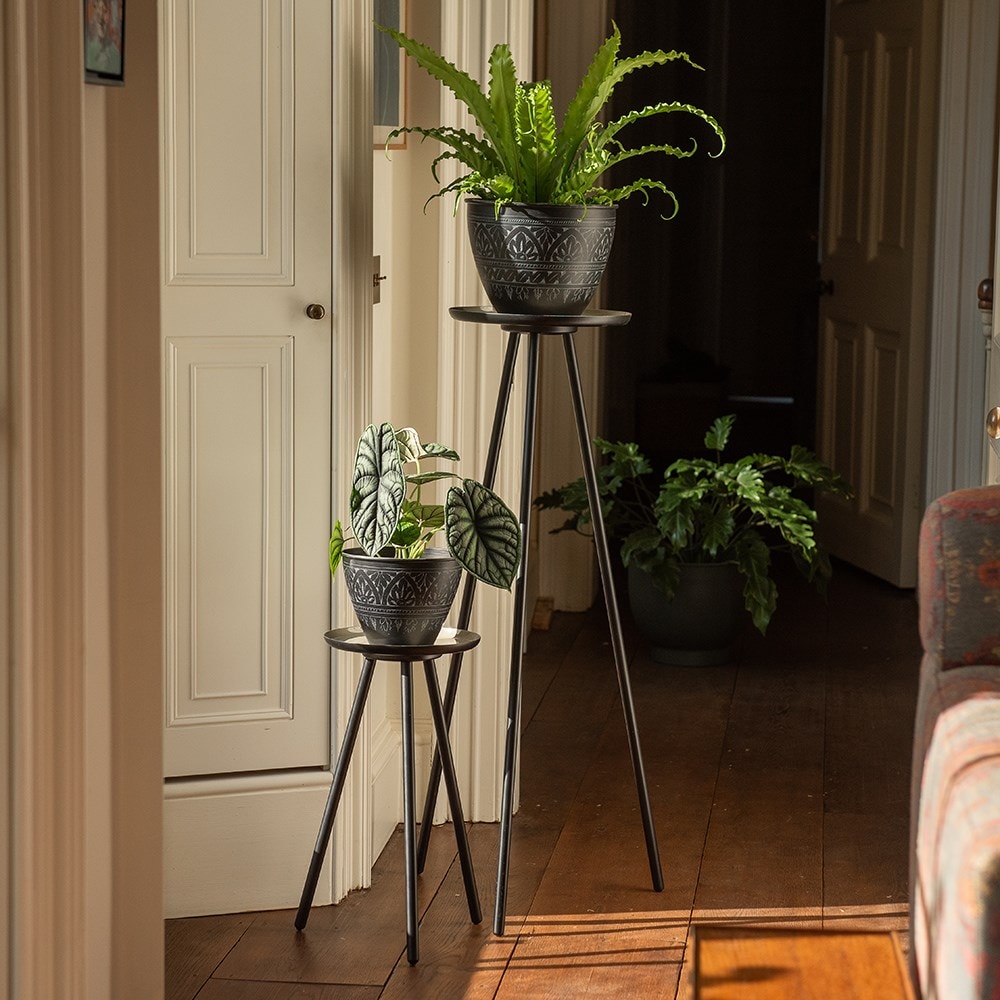 Pot pedestal with enamelled tray