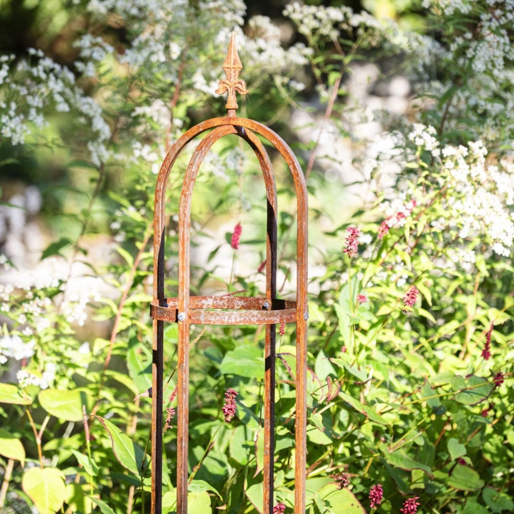 Traditional steel obelisk - rust