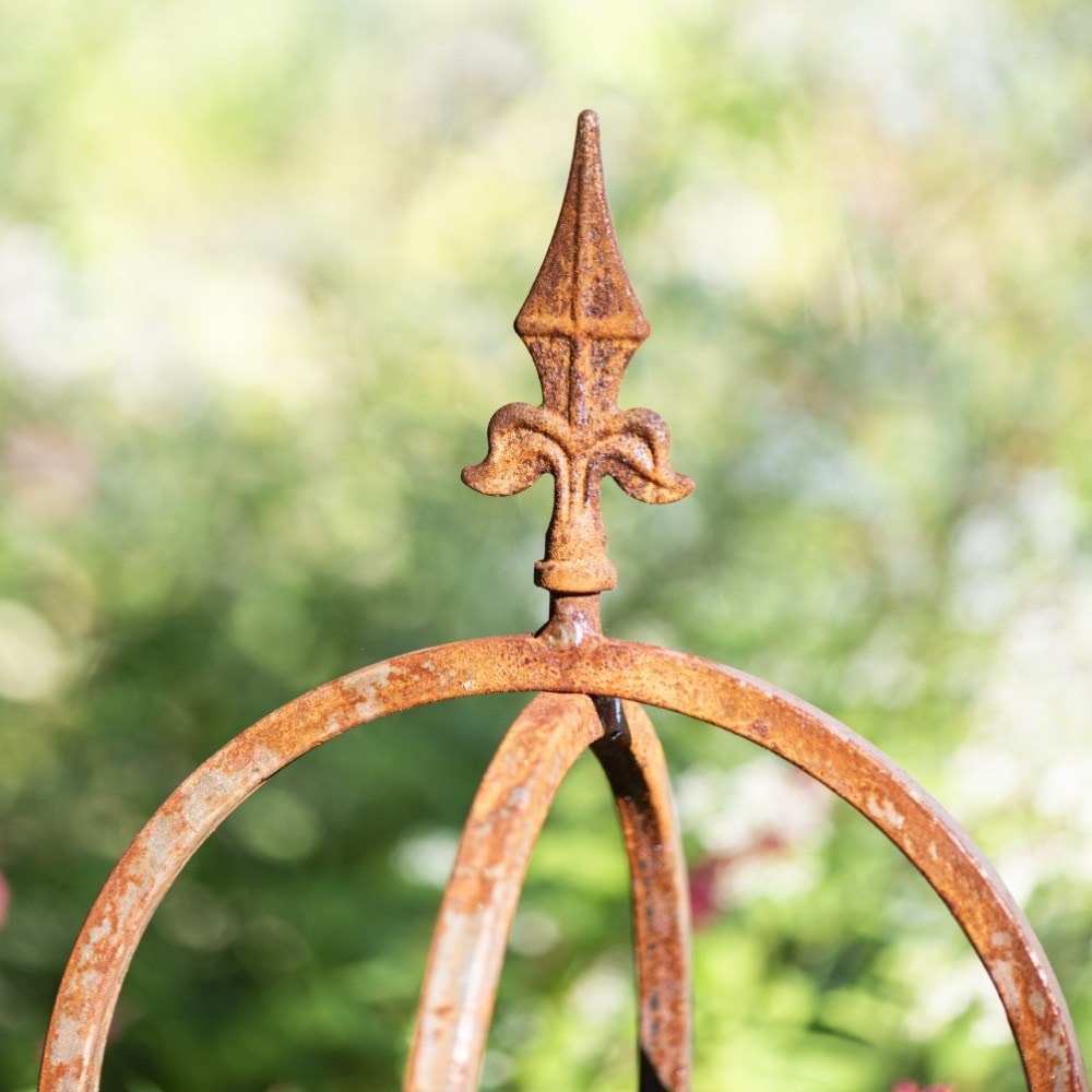 Traditional steel obelisk - rust