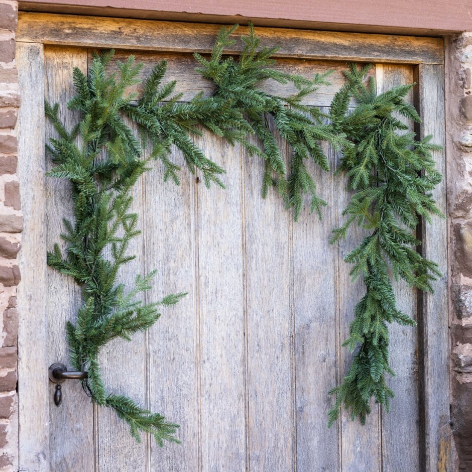 Indoor/outdoor garland