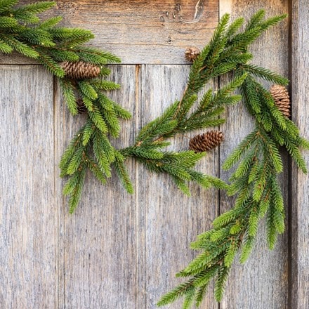 Slim light up garland with pinecones