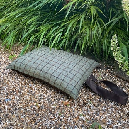 Tweed garden kneeler - green